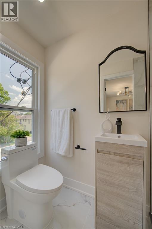 26 Richardson Street, Cambridge, ON - Indoor Photo Showing Bathroom