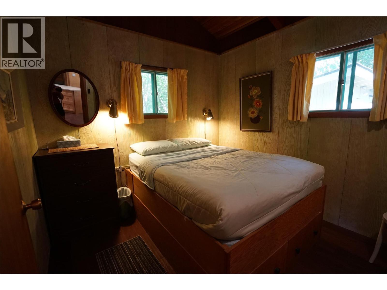 4806 Andreen Road, Windermere, BC - Indoor Photo Showing Bedroom
