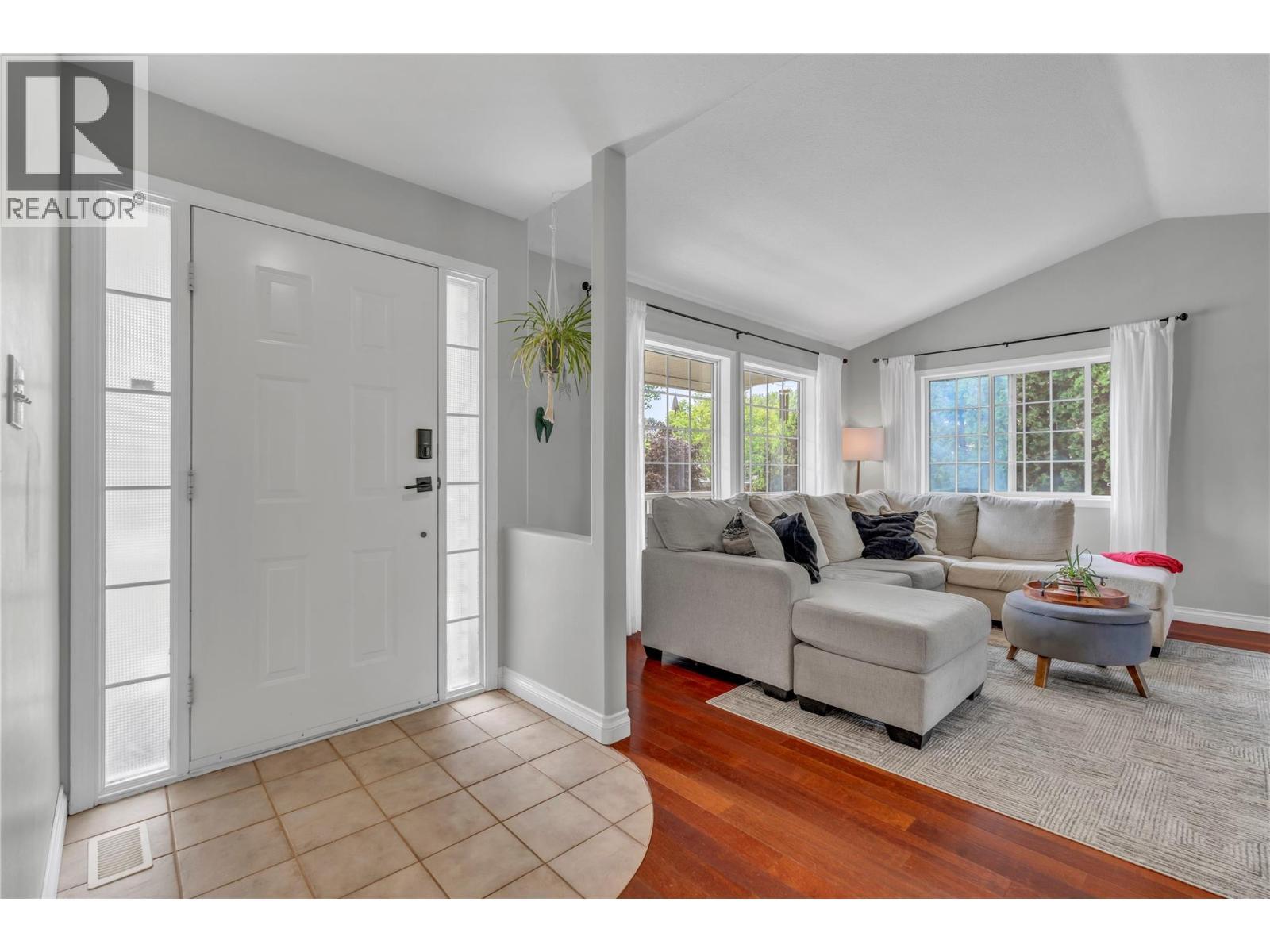 755 Wiseman Place, Naramata, BC - Indoor Photo Showing Living Room