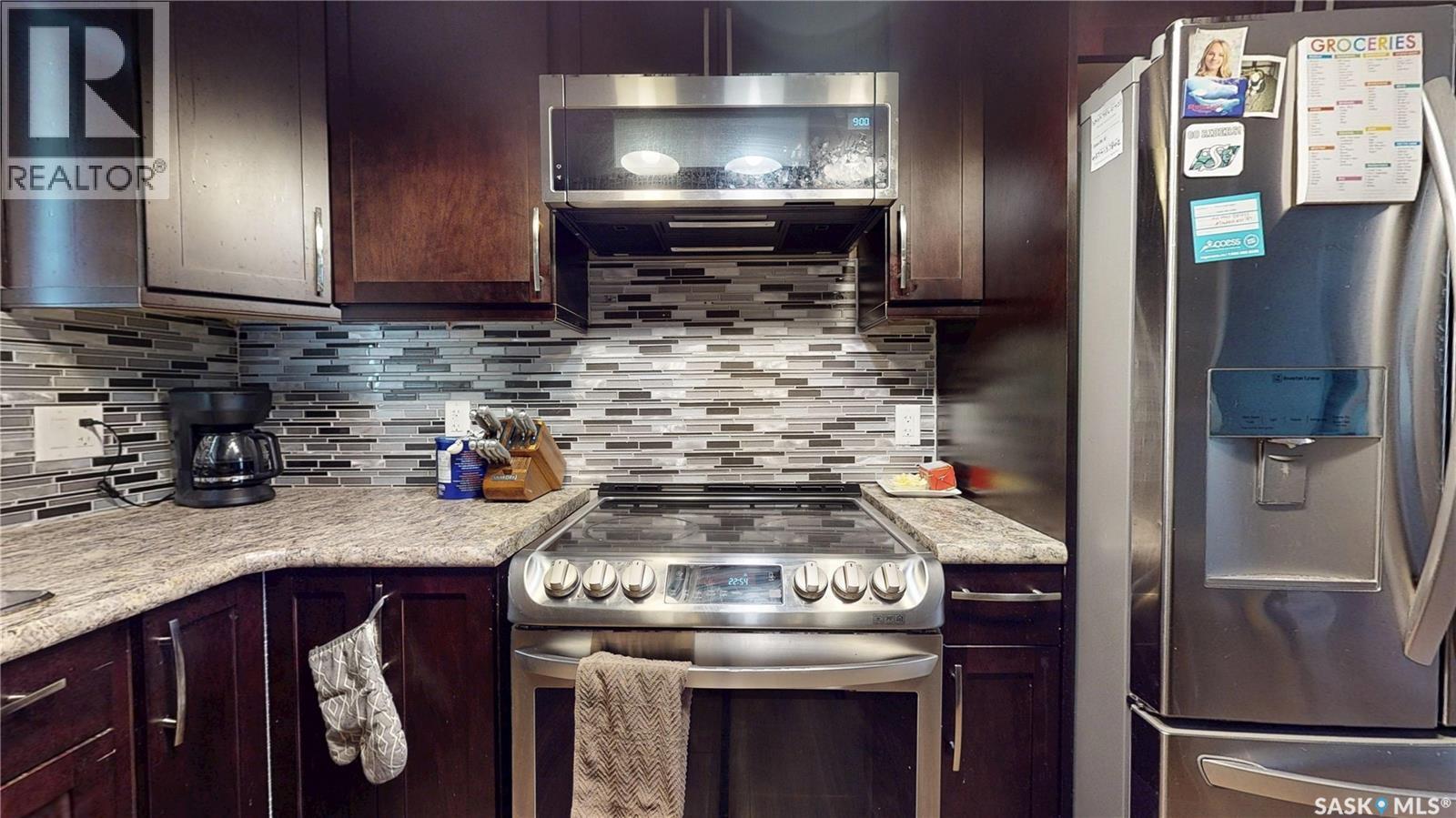 6 Higgins Bay, Regina, SK - Indoor Photo Showing Kitchen