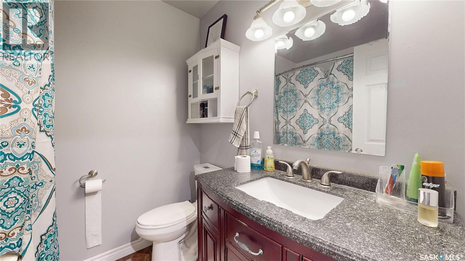 6 Higgins Bay, Regina, SK - Indoor Photo Showing Bathroom