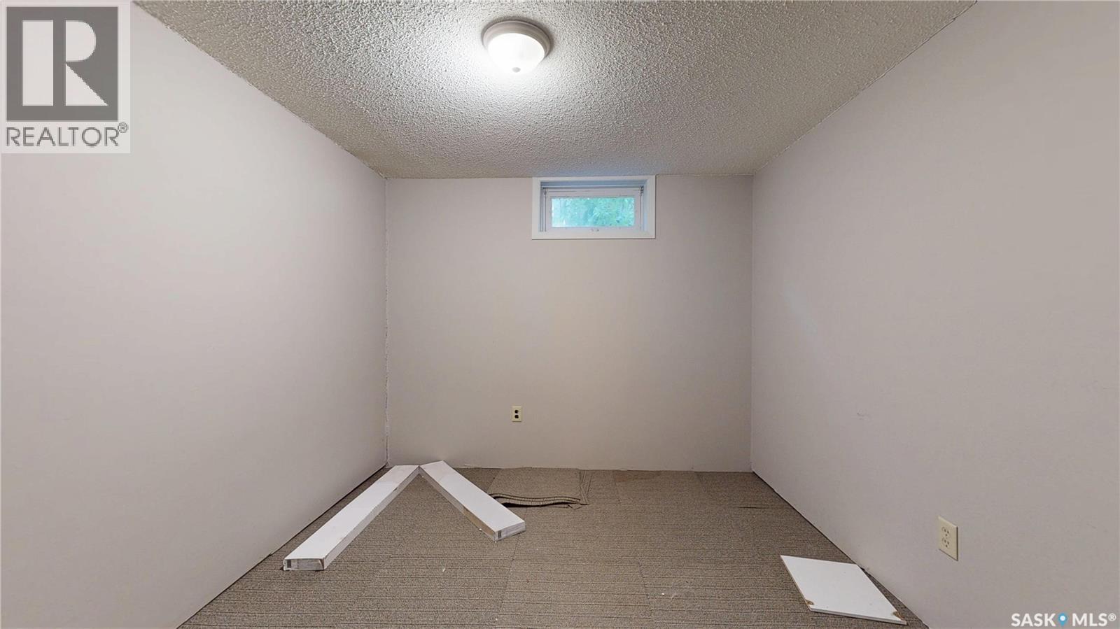 6 Higgins Bay, Regina, SK - Indoor Photo Showing Other Room