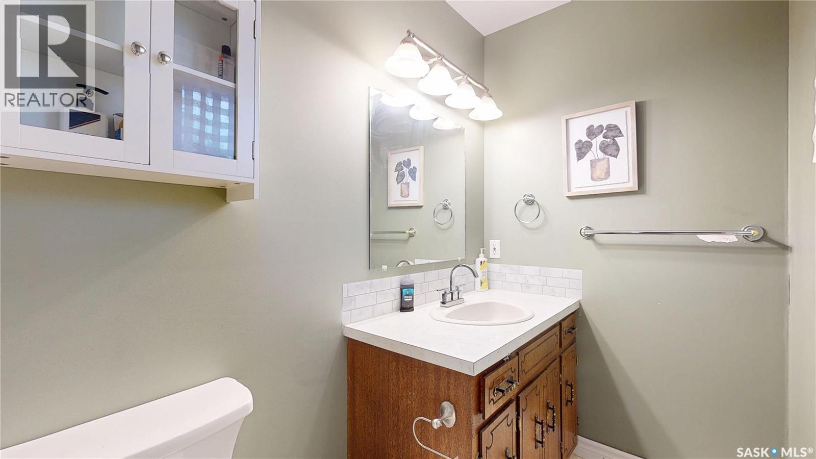 6 Higgins Bay, Regina, SK - Indoor Photo Showing Bathroom