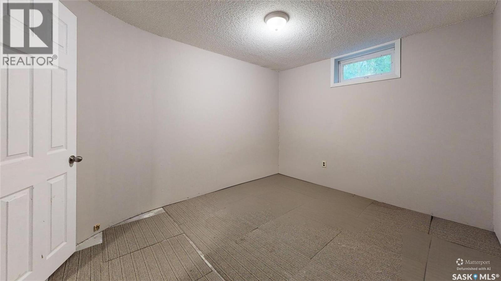 6 Higgins Bay, Regina, SK - Indoor Photo Showing Other Room