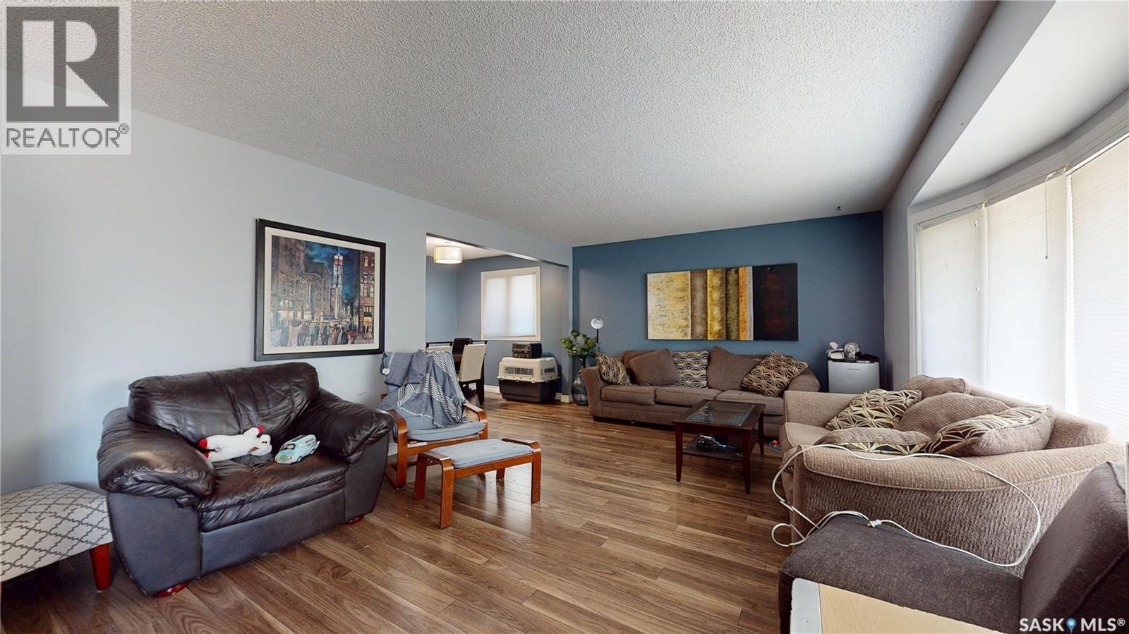 6 Higgins Bay, Regina, SK - Indoor Photo Showing Living Room