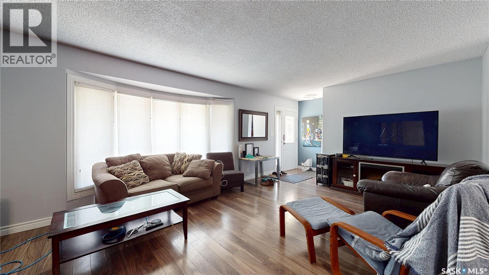 6 Higgins Bay, Regina, SK - Indoor Photo Showing Living Room