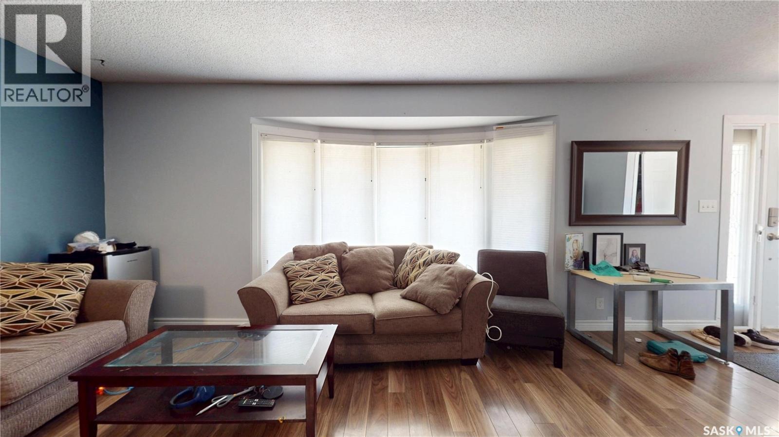 6 Higgins Bay, Regina, SK - Indoor Photo Showing Living Room
