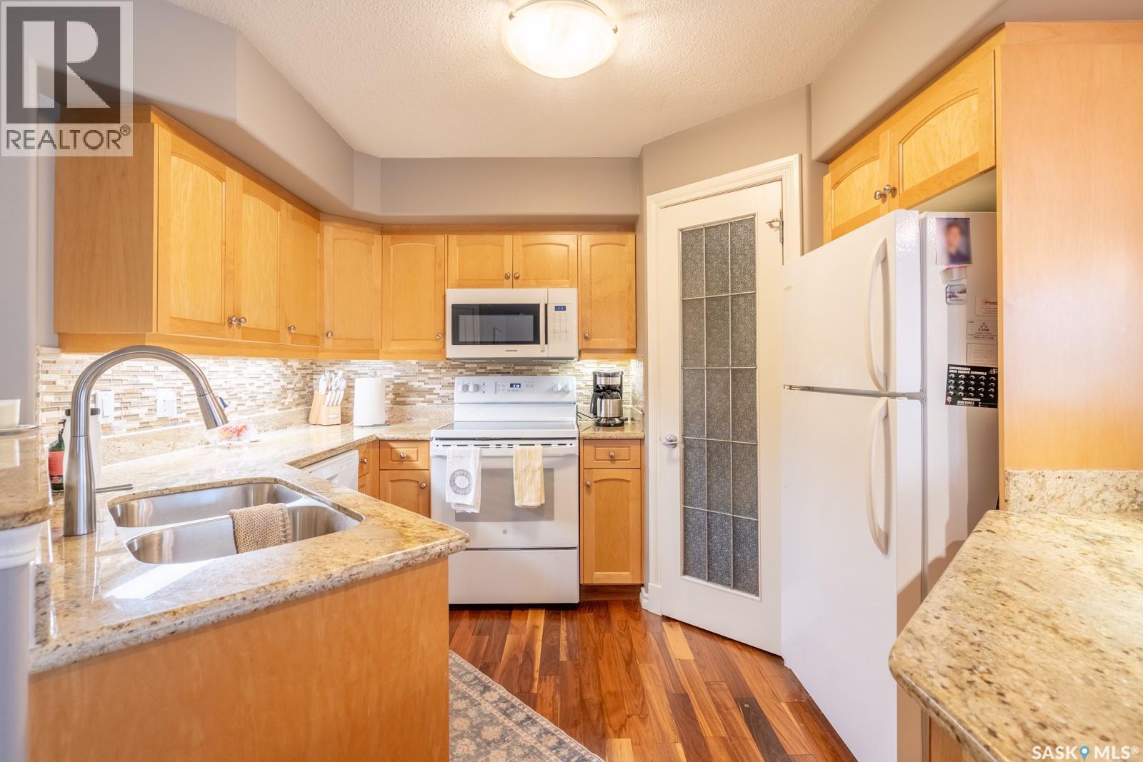 201 3101 Renfrew Crescent E, Regina, SK - Indoor Photo Showing Kitchen With Double Sink