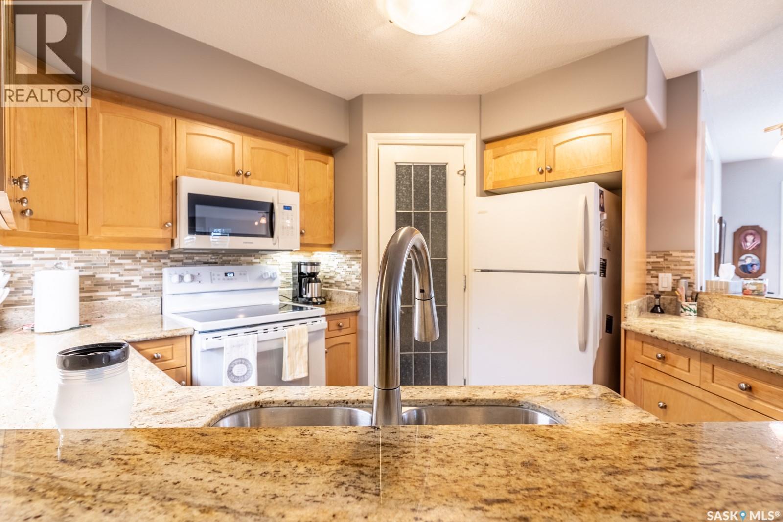 201 3101 Renfrew Crescent E, Regina, SK - Indoor Photo Showing Kitchen With Double Sink