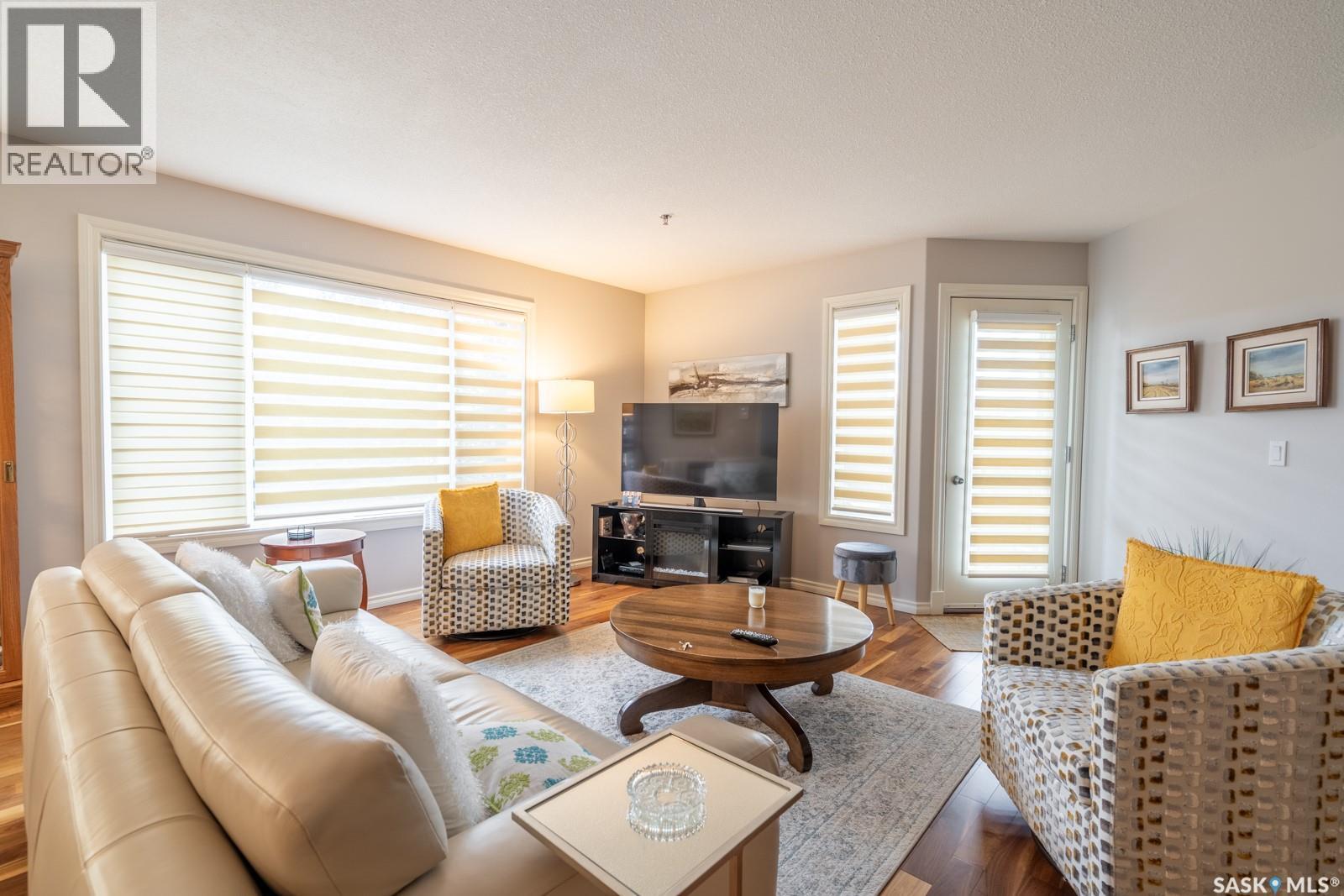 201 3101 Renfrew Crescent E, Regina, SK - Indoor Photo Showing Living Room