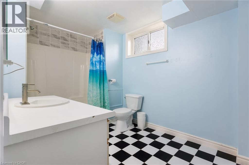 4PC w LAUNDRY - 25 Saunby Street, London, ON - Indoor Photo Showing Bathroom