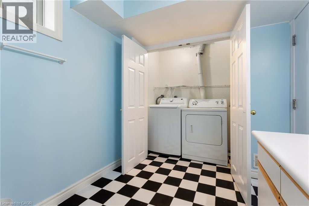 4PC w LAUNDRY - 25 Saunby Street, London, ON - Indoor Photo Showing Laundry Room