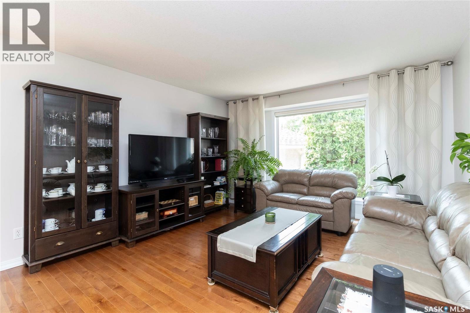 439 Fairbrother Court, Saskatoon, SK - Indoor Photo Showing Living Room