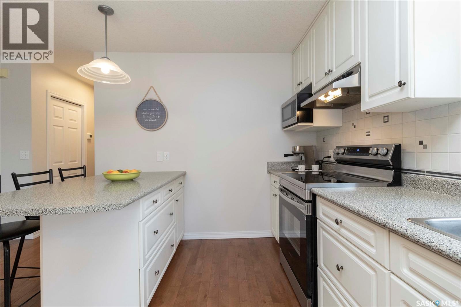 439 Fairbrother Court, Saskatoon, SK - Indoor Photo Showing Kitchen