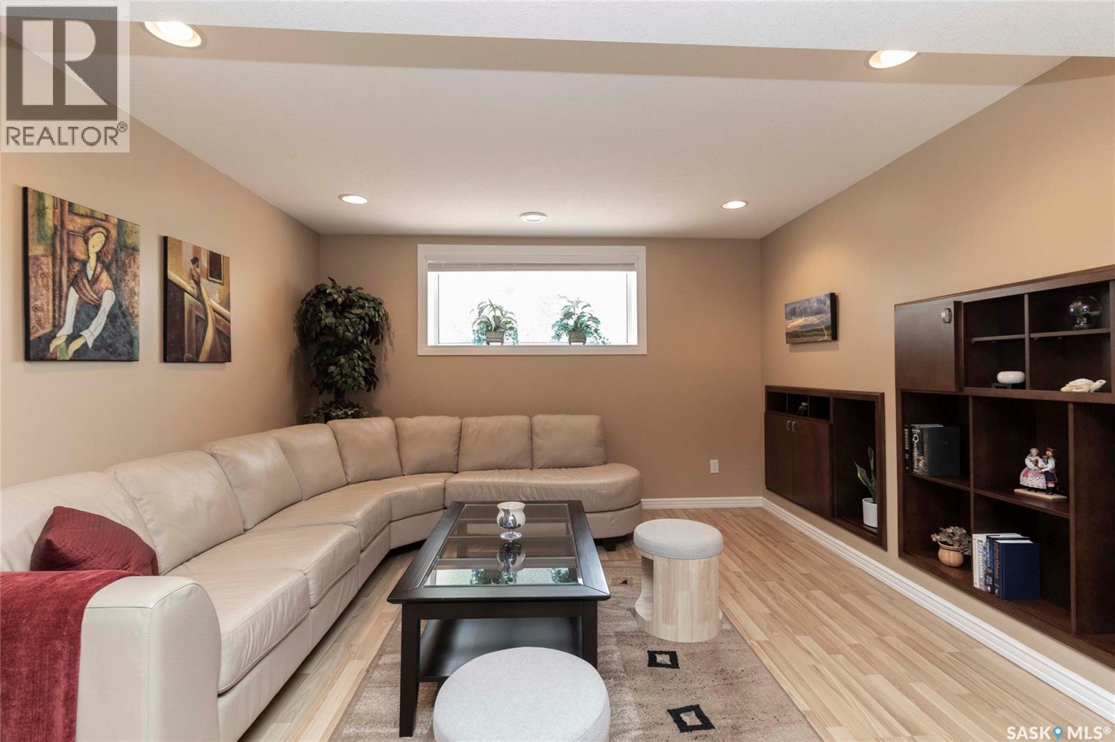 439 Fairbrother Court, Saskatoon, SK - Indoor Photo Showing Living Room