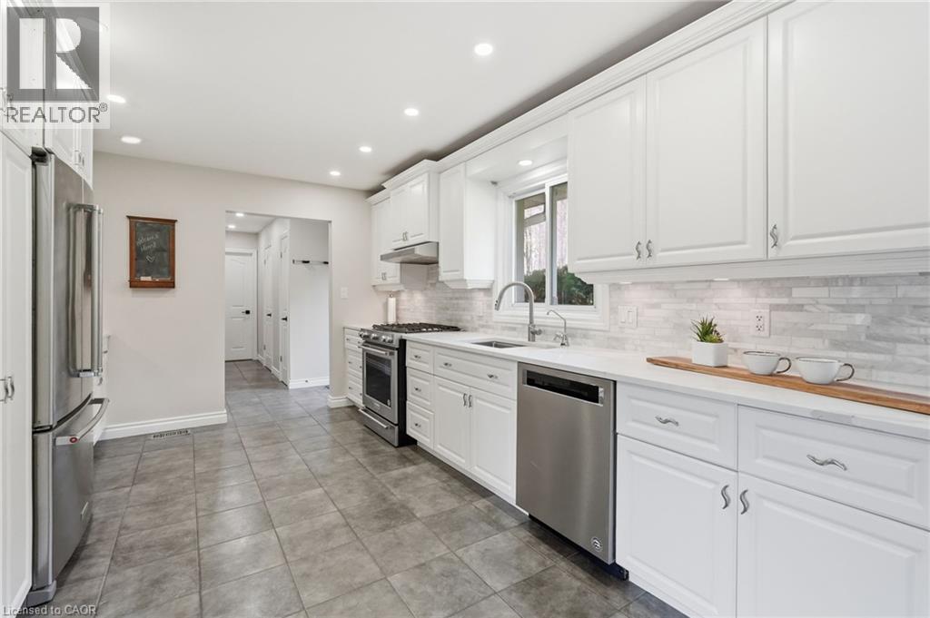19 Concession 5 E, Waterdown, ON - Indoor Photo Showing Kitchen With Upgraded Kitchen