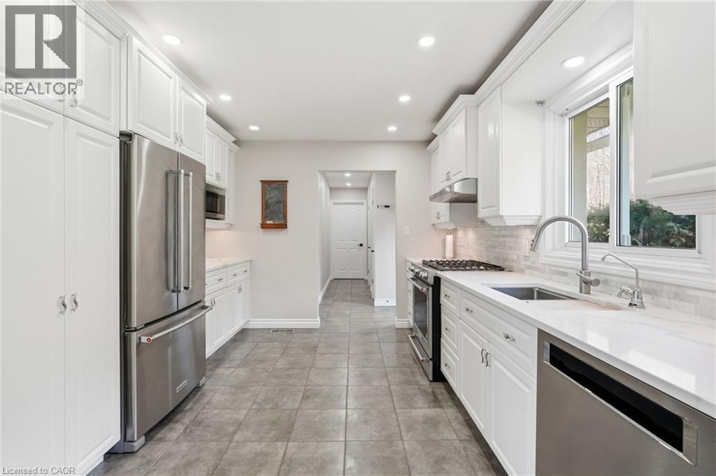 19 Concession 5 E, Waterdown, ON - Indoor Photo Showing Kitchen With Upgraded Kitchen