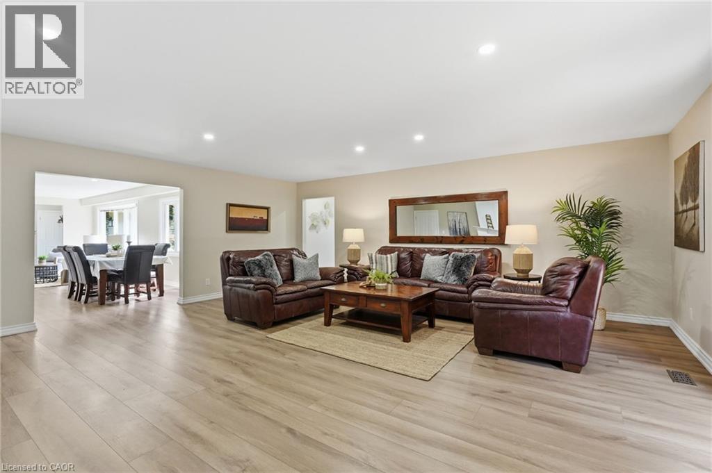 19 Concession 5 E, Waterdown, ON - Indoor Photo Showing Living Room