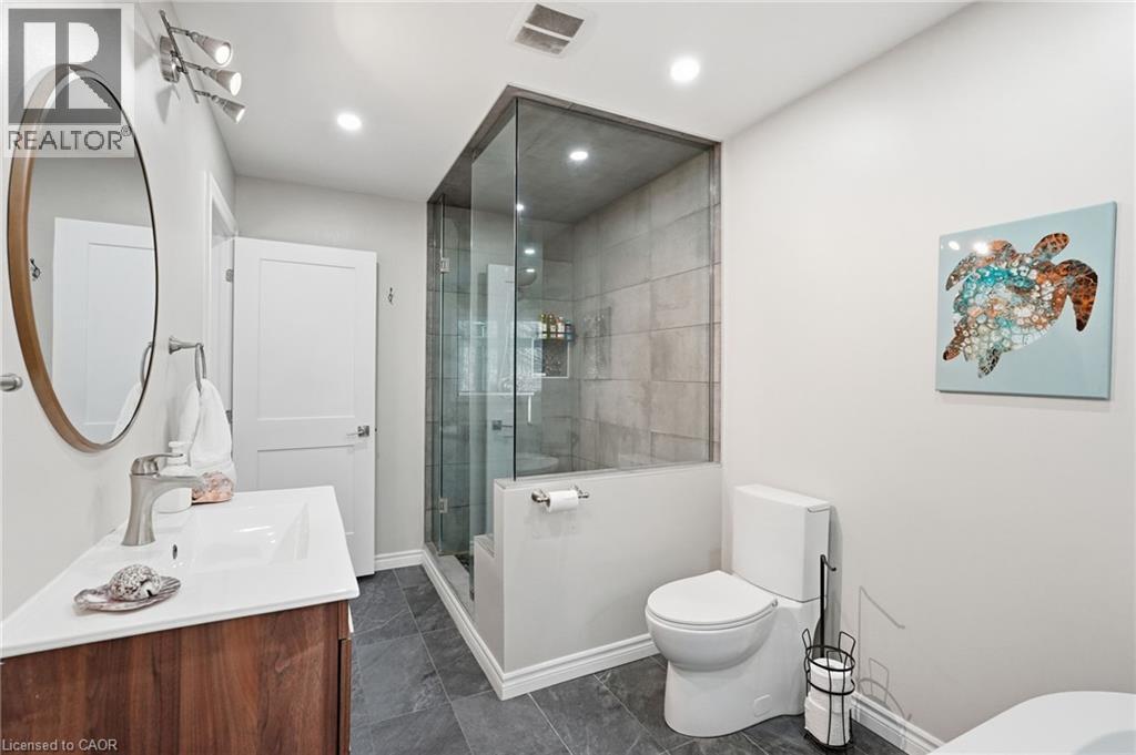 19 Concession 5 E, Waterdown, ON - Indoor Photo Showing Bathroom