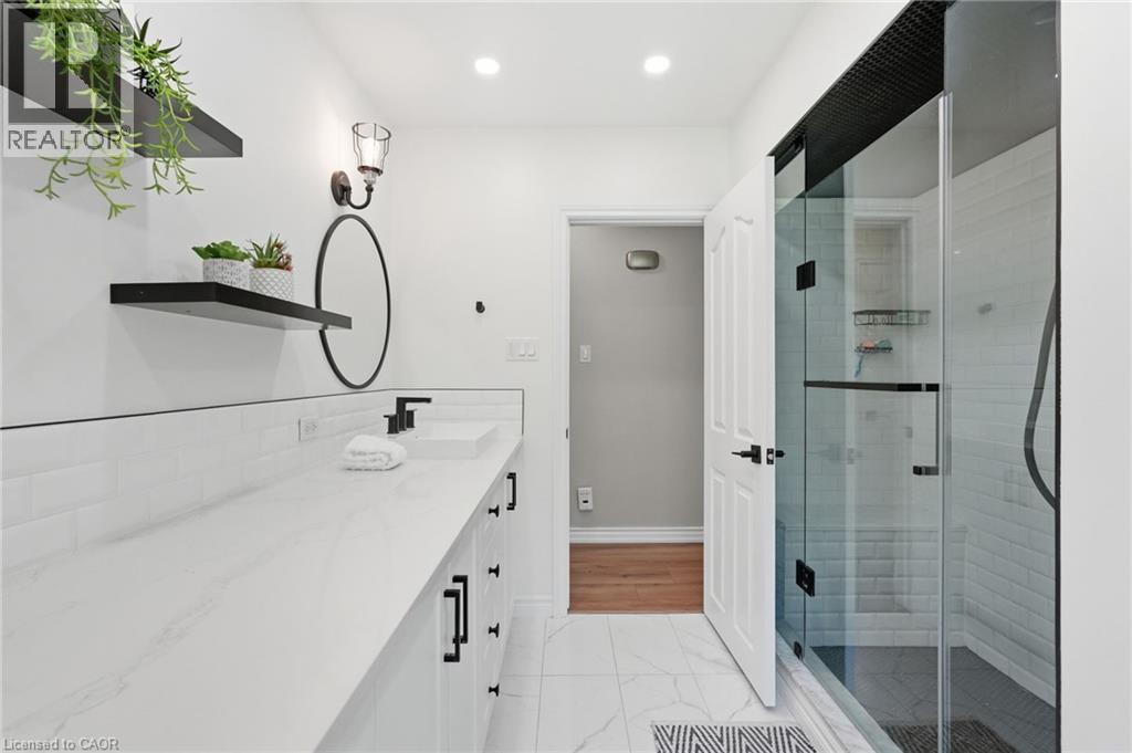 19 Concession 5 E, Waterdown, ON - Indoor Photo Showing Bathroom