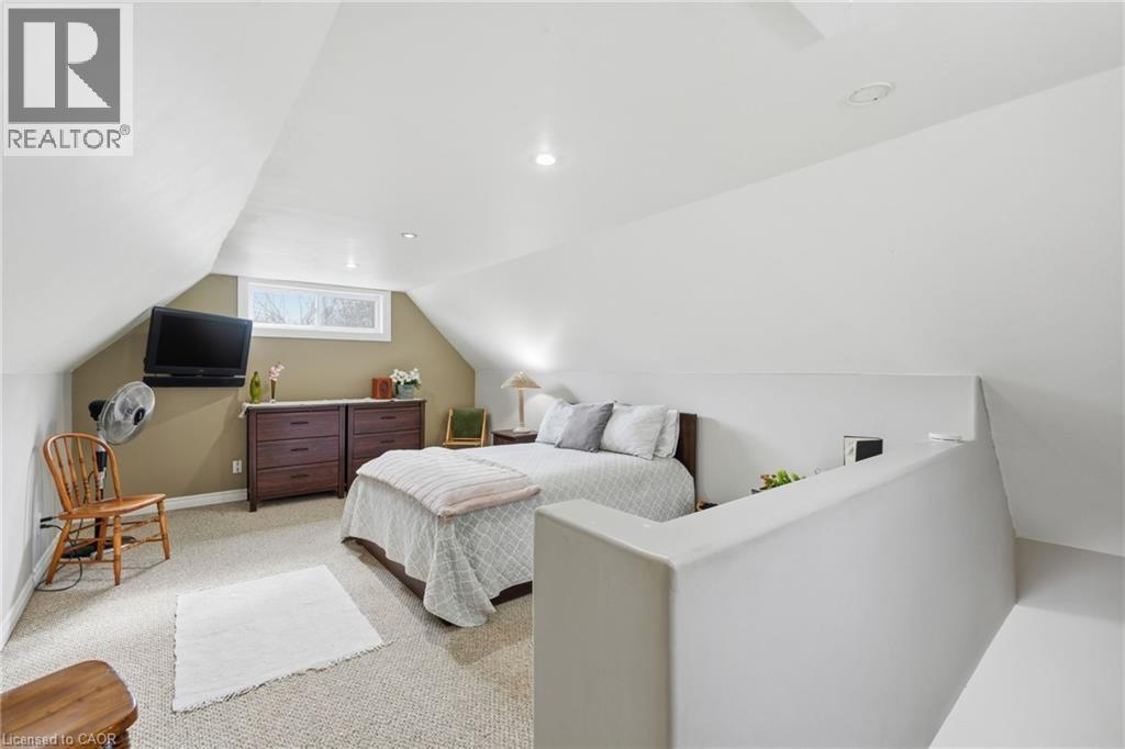 19 Concession 5 E, Waterdown, ON - Indoor Photo Showing Bedroom
