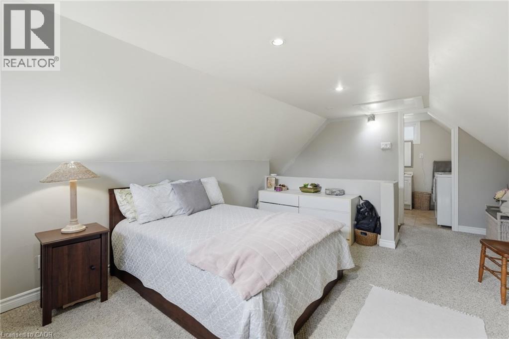 19 Concession 5 E, Waterdown, ON - Indoor Photo Showing Bedroom
