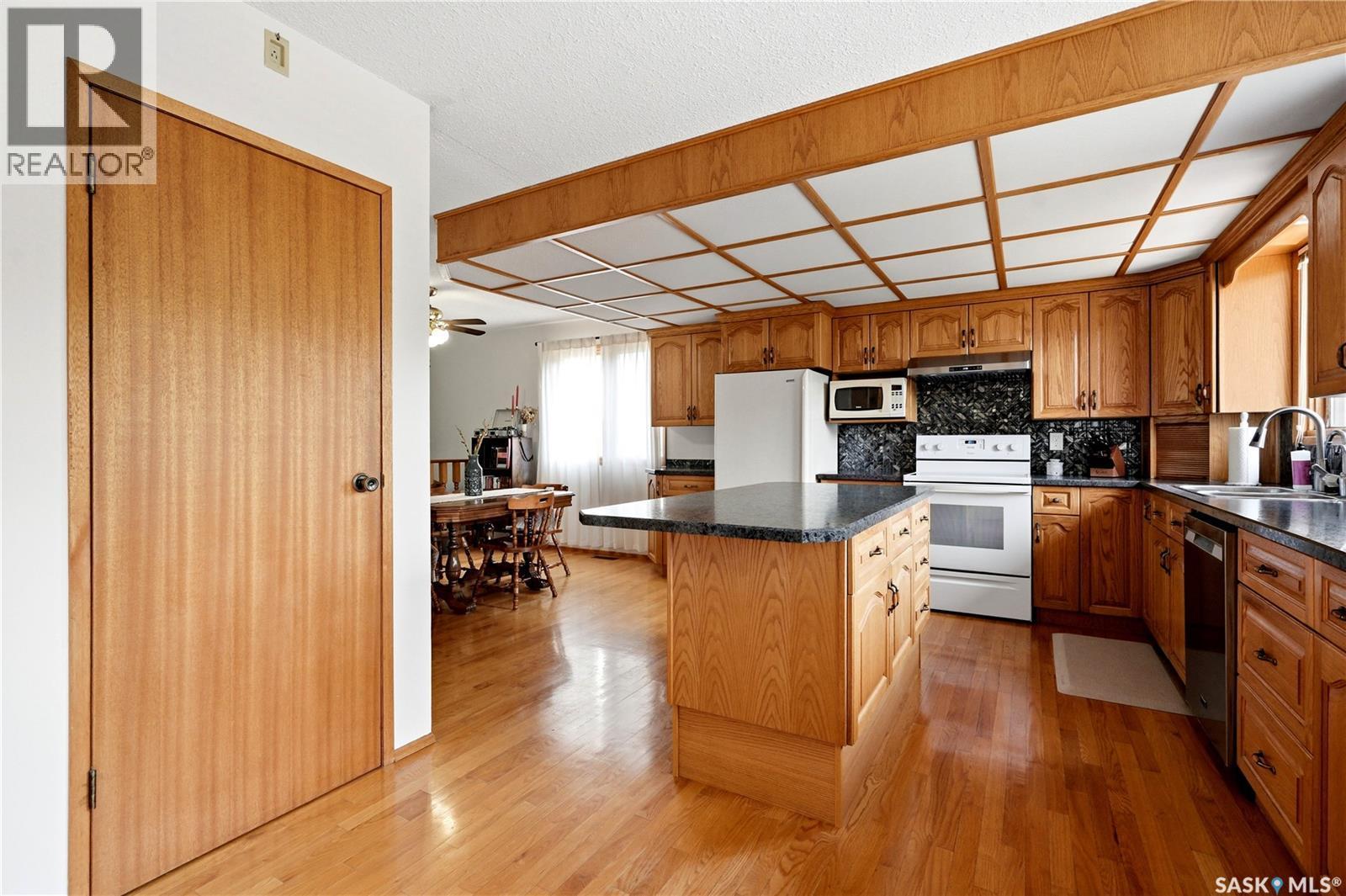 133 113Th Street W, Saskatoon, SK - Indoor Photo Showing Kitchen