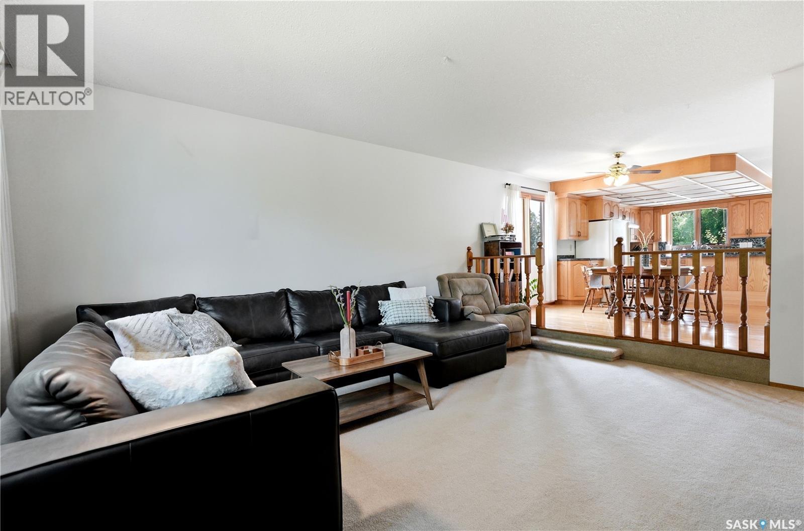 133 113Th Street W, Saskatoon, SK - Indoor Photo Showing Living Room