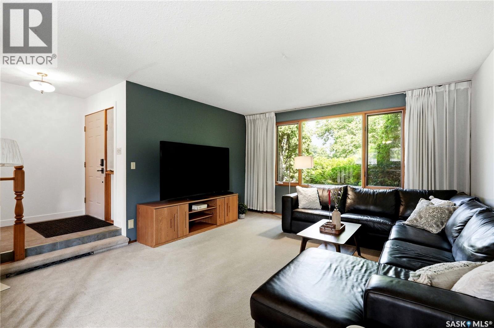 133 113Th Street W, Saskatoon, SK - Indoor Photo Showing Living Room
