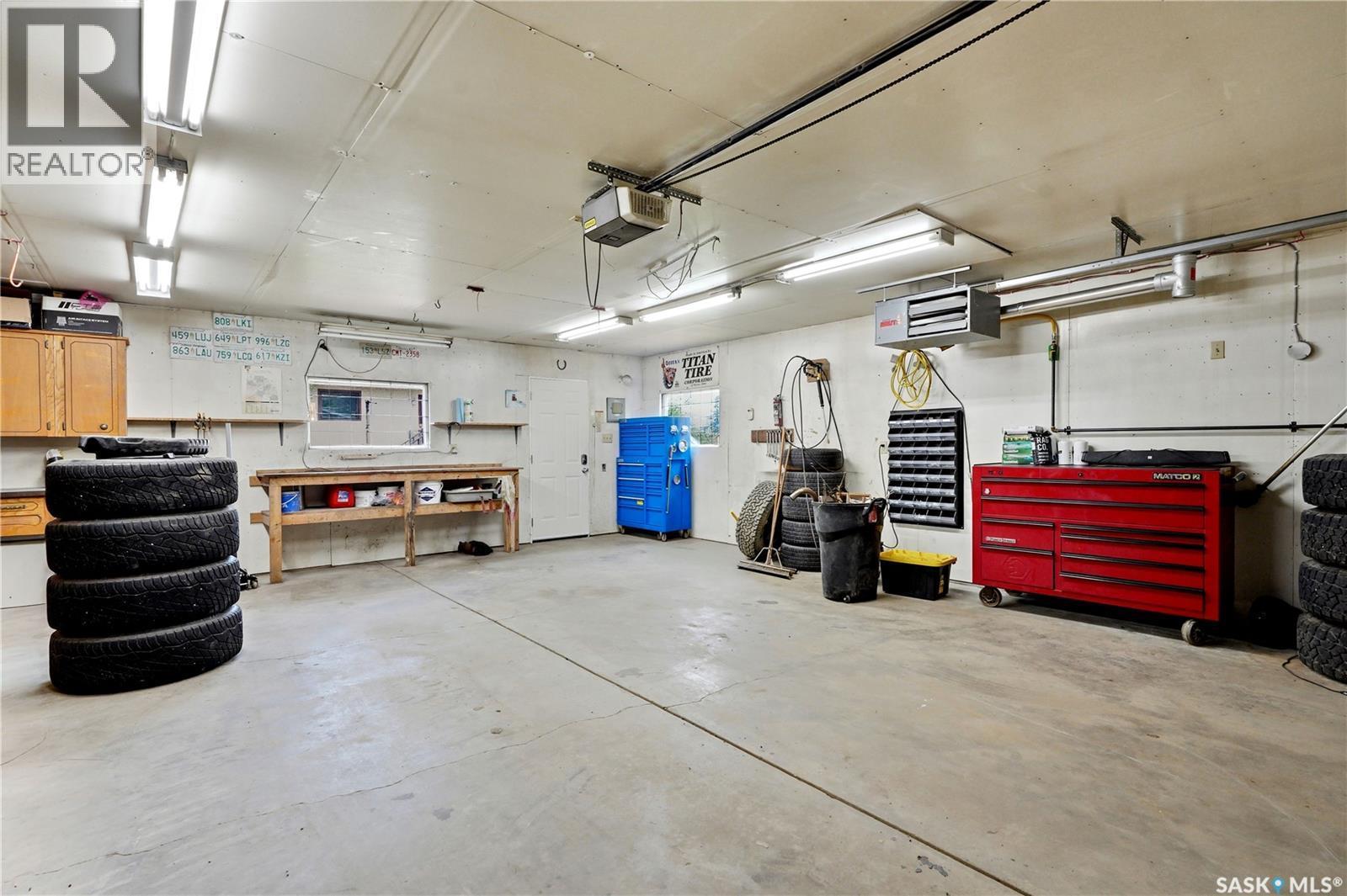 133 113Th Street W, Saskatoon, SK - Indoor Photo Showing Garage
