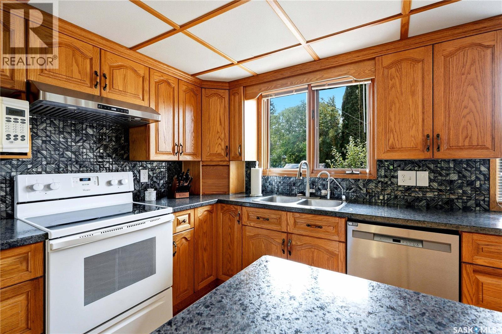 133 113Th Street W, Saskatoon, SK - Indoor Photo Showing Kitchen With Double Sink