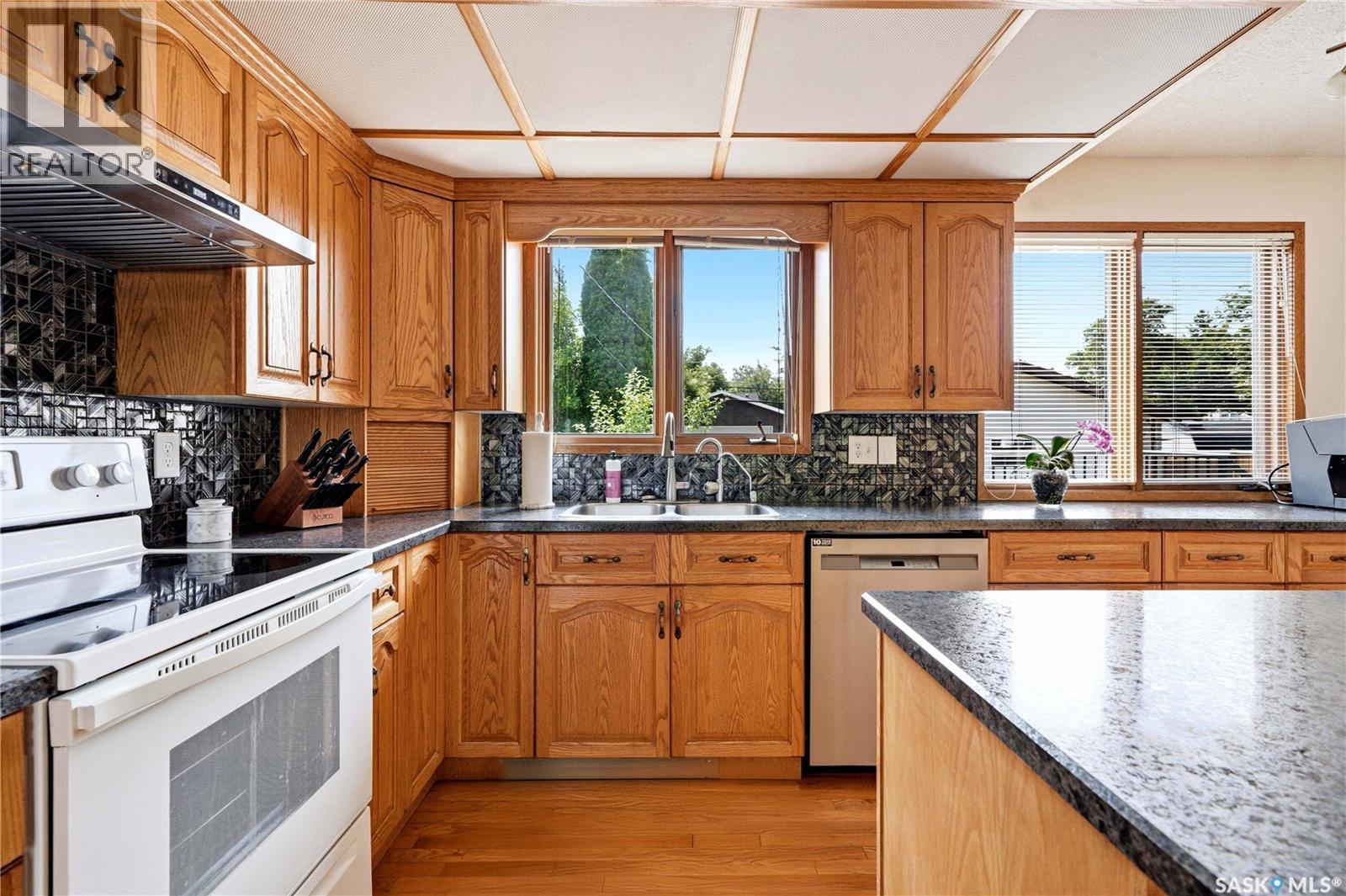133 113Th Street W, Saskatoon, SK - Indoor Photo Showing Kitchen With Double Sink