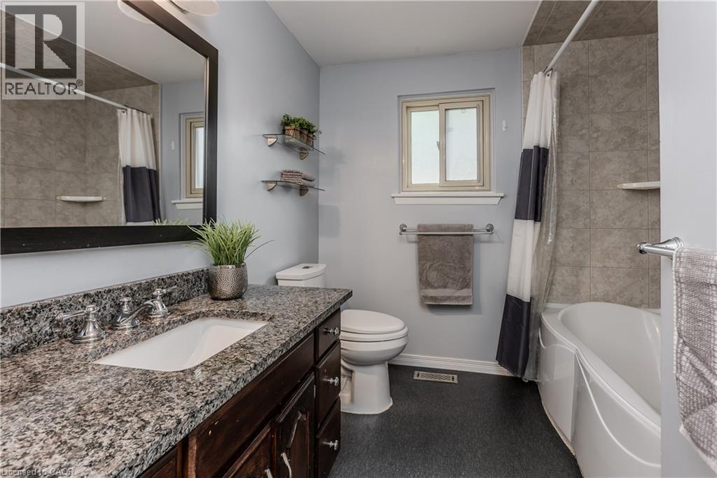 3128 Centennial Drive, Burlington, ON - Indoor Photo Showing Bathroom