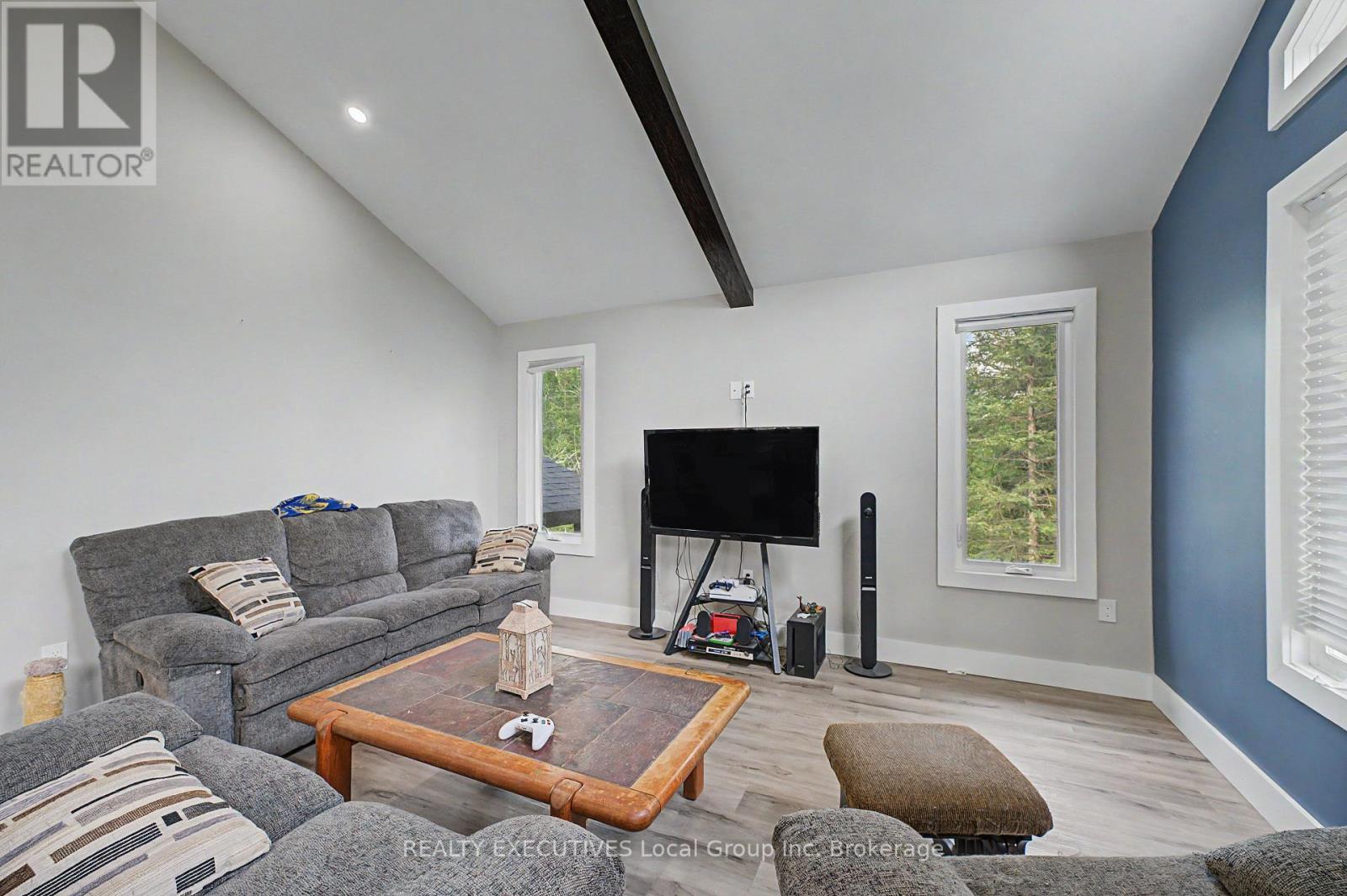 575 Hart Road, Callander, ON - Indoor Photo Showing Living Room