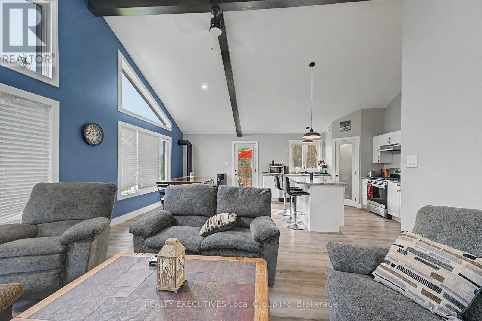 575 Hart Road, Callander, ON - Indoor Photo Showing Living Room