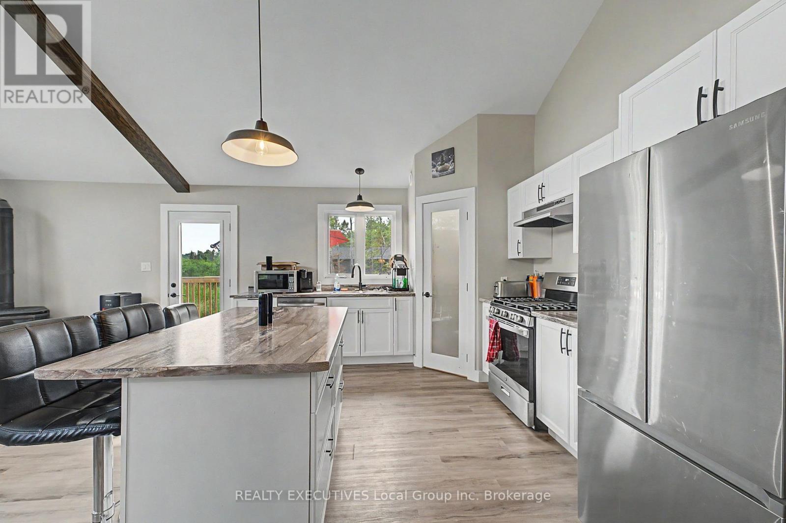 575 Hart Road, Callander, ON - Indoor Photo Showing Kitchen With Upgraded Kitchen