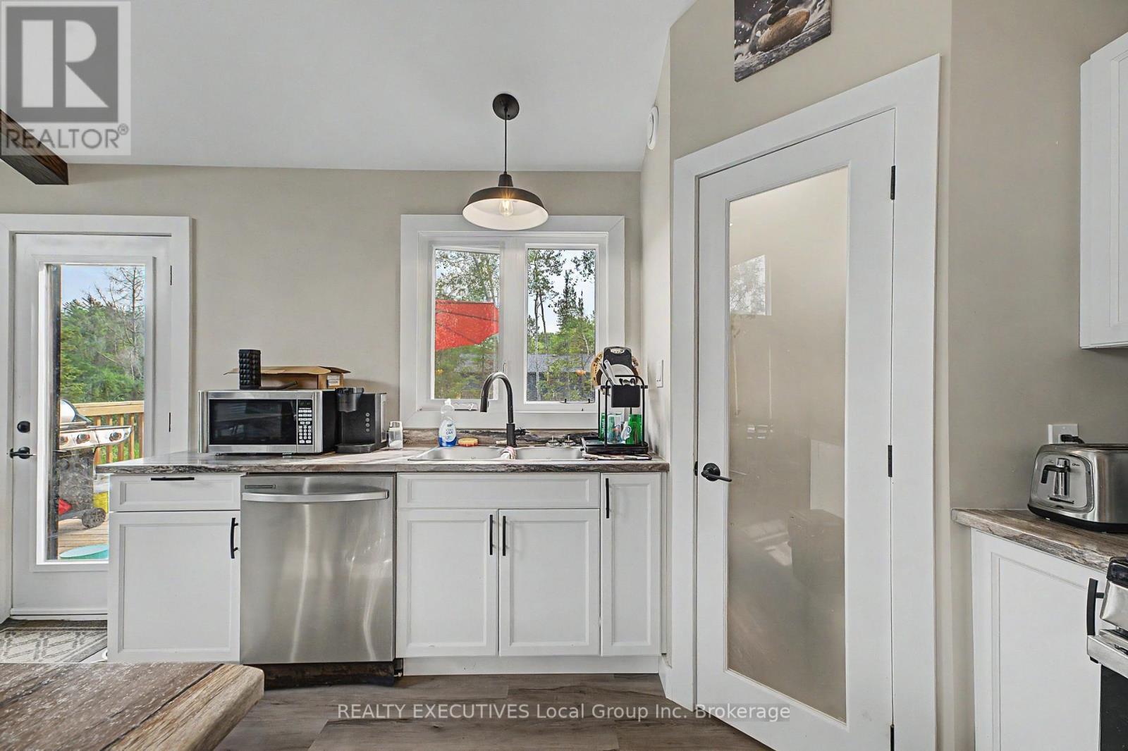 575 Hart Road, Callander, ON - Indoor Photo Showing Kitchen