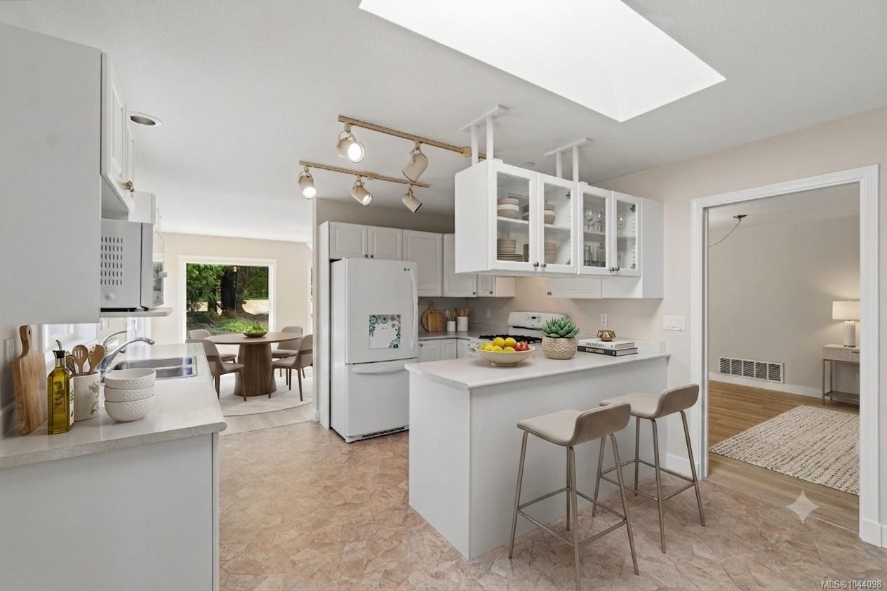 1325 Leeward Way, Qualicum Beach, BC