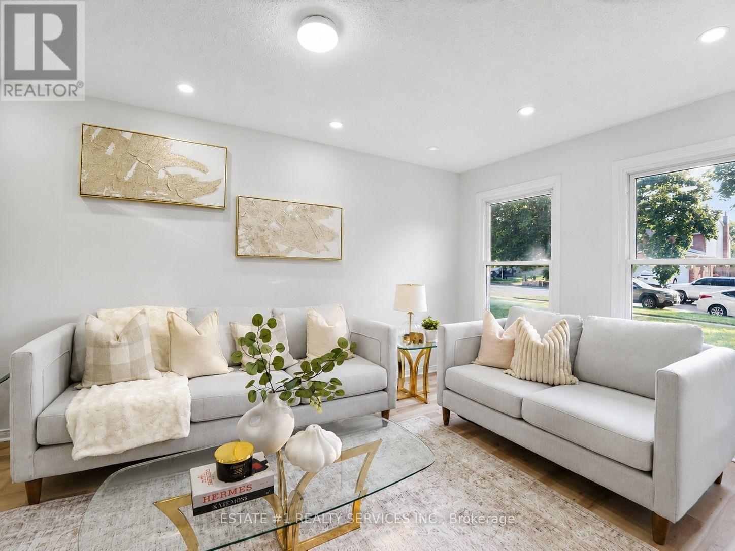 35 Golden Meadow Drive, Kitchener, ON - Indoor Photo Showing Living Room