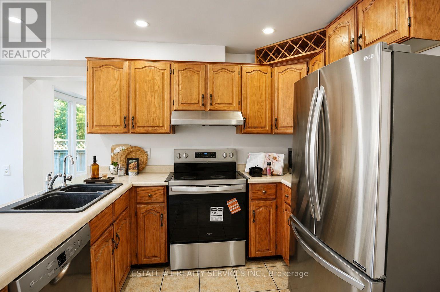 35 Golden Meadow Drive, Kitchener, ON - Indoor Photo Showing Kitchen