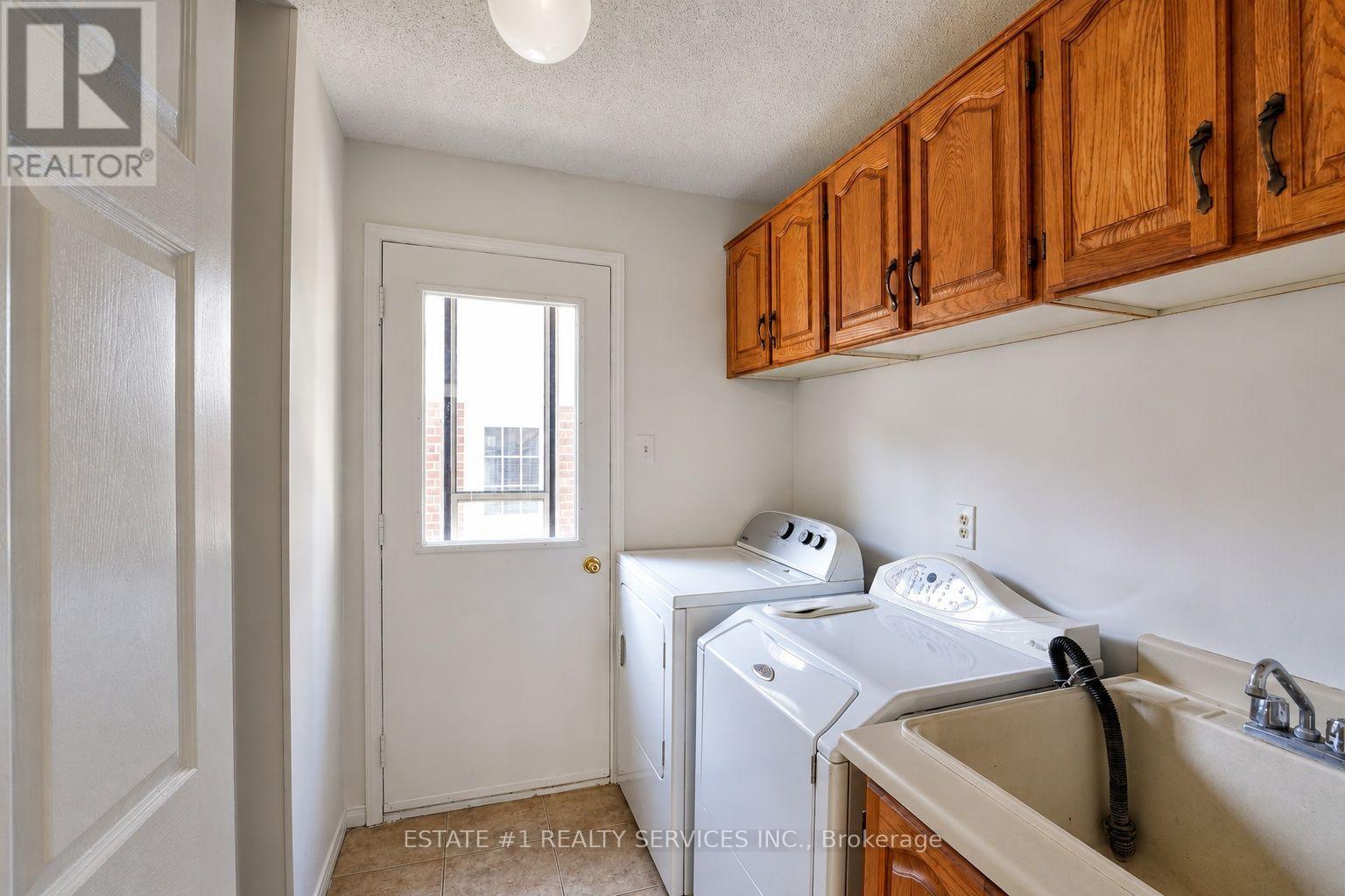 35 Golden Meadow Drive, Kitchener, ON - Indoor Photo Showing Laundry Room