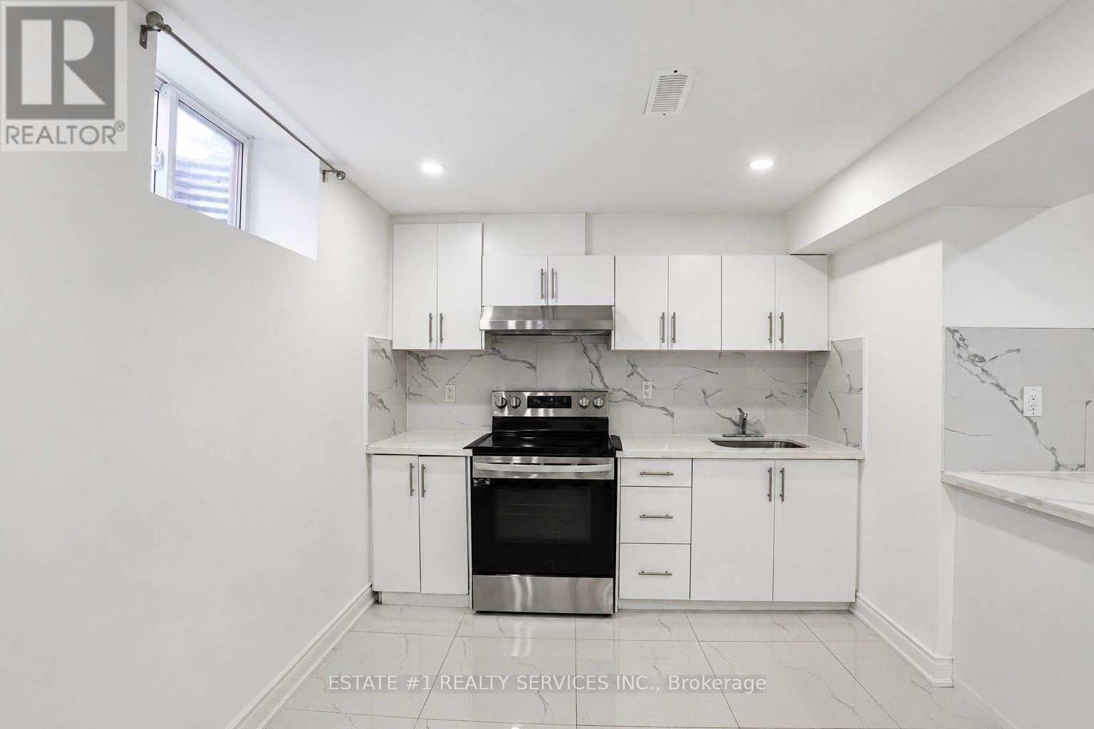 35 Golden Meadow Drive, Kitchener, ON - Indoor Photo Showing Kitchen