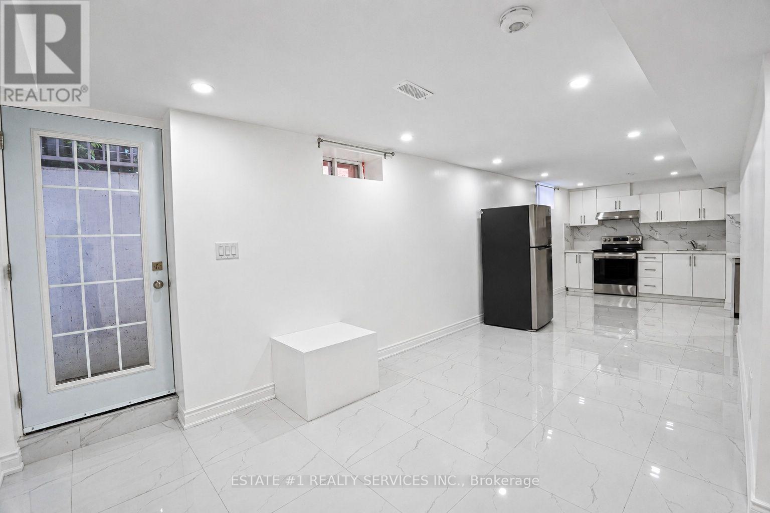 35 Golden Meadow Drive, Kitchener, ON - Indoor Photo Showing Other Room