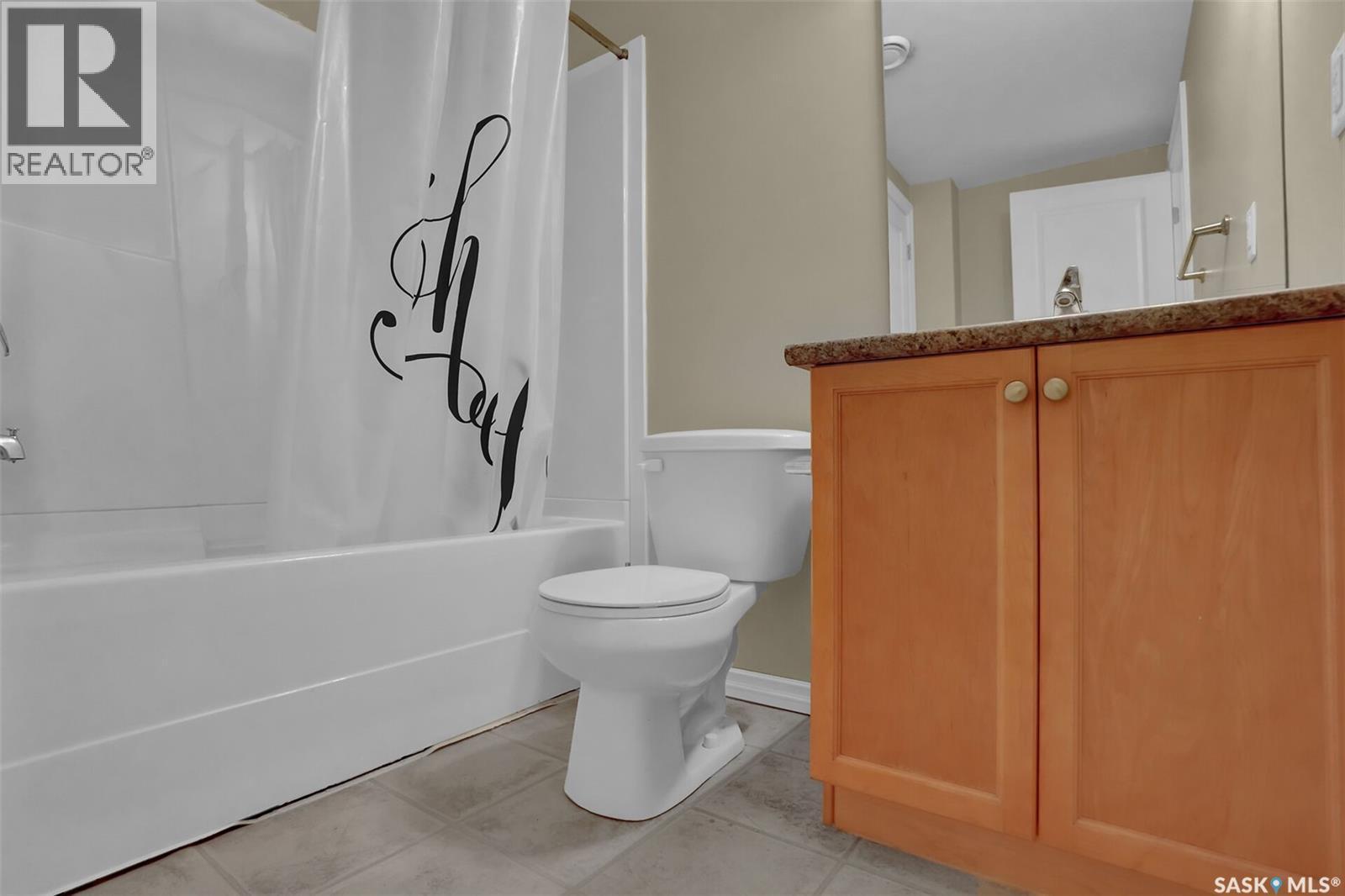 3876 Robinson Street, Regina, SK - Indoor Photo Showing Bathroom