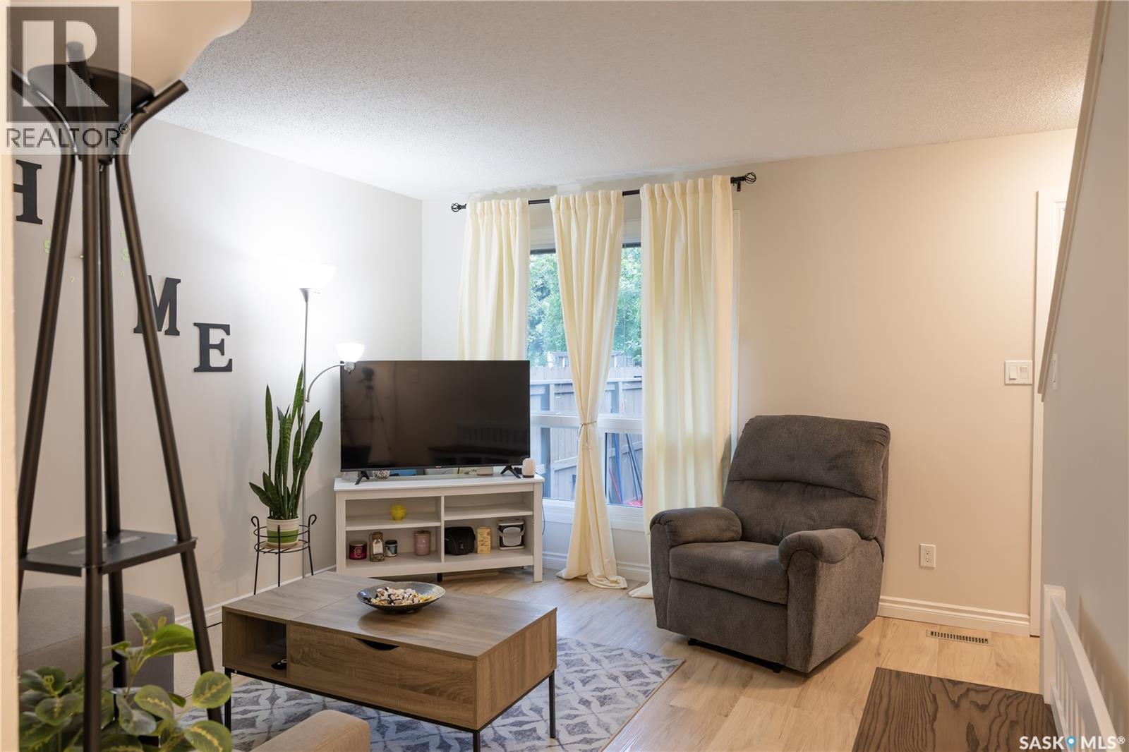 59 1128 Mckercher Drive, Saskatoon, SK - Indoor Photo Showing Living Room