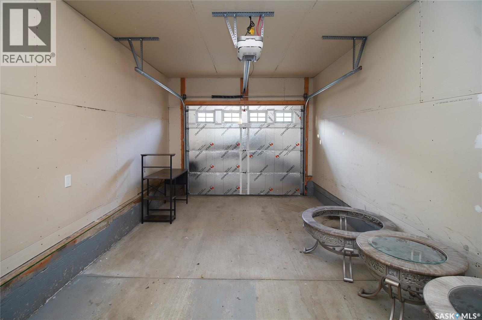 4541 Green Rock Road, Regina, SK - Indoor Photo Showing Garage