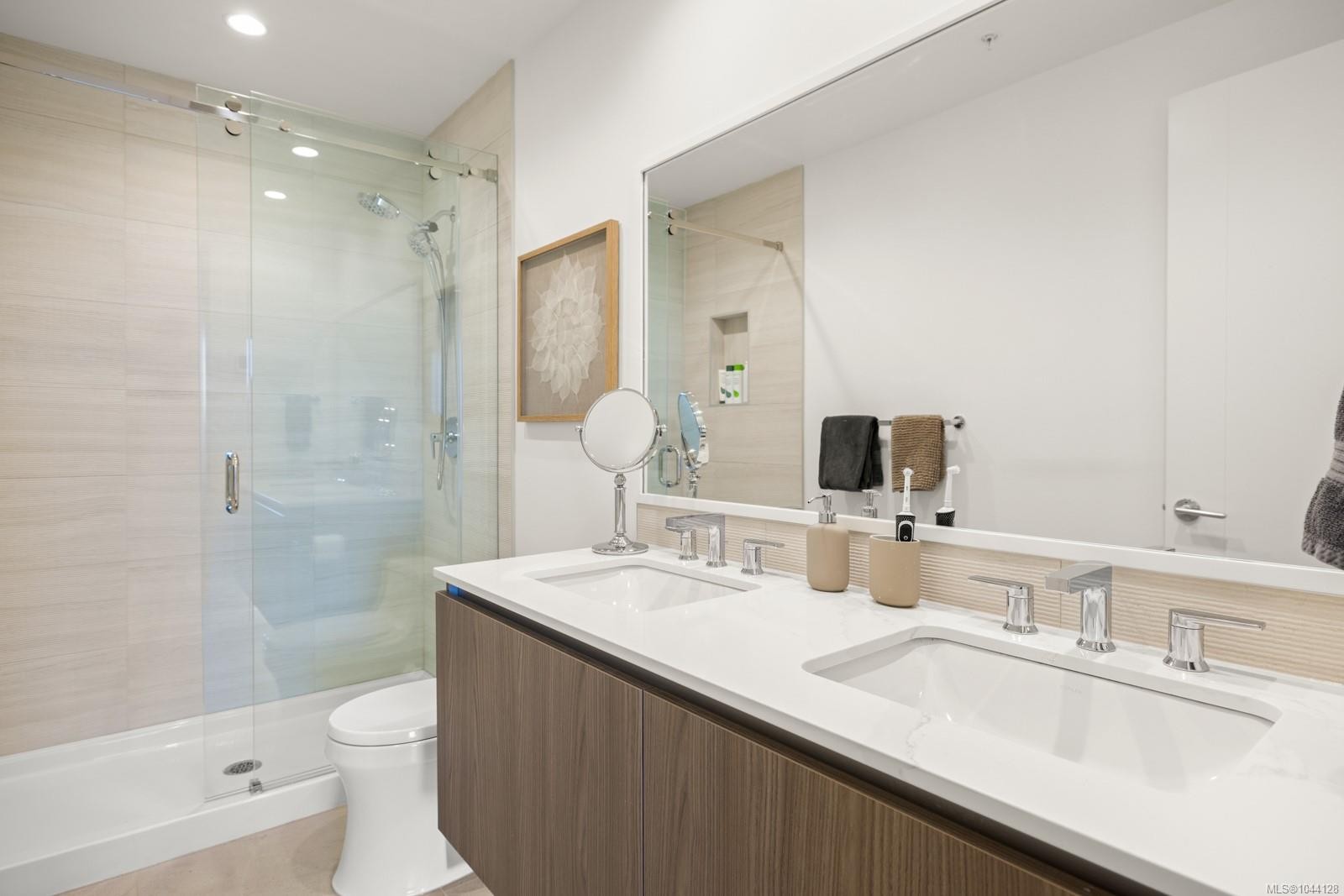#1002-2000 Hannington Rd, Langford, BC - Indoor Photo Showing Bathroom