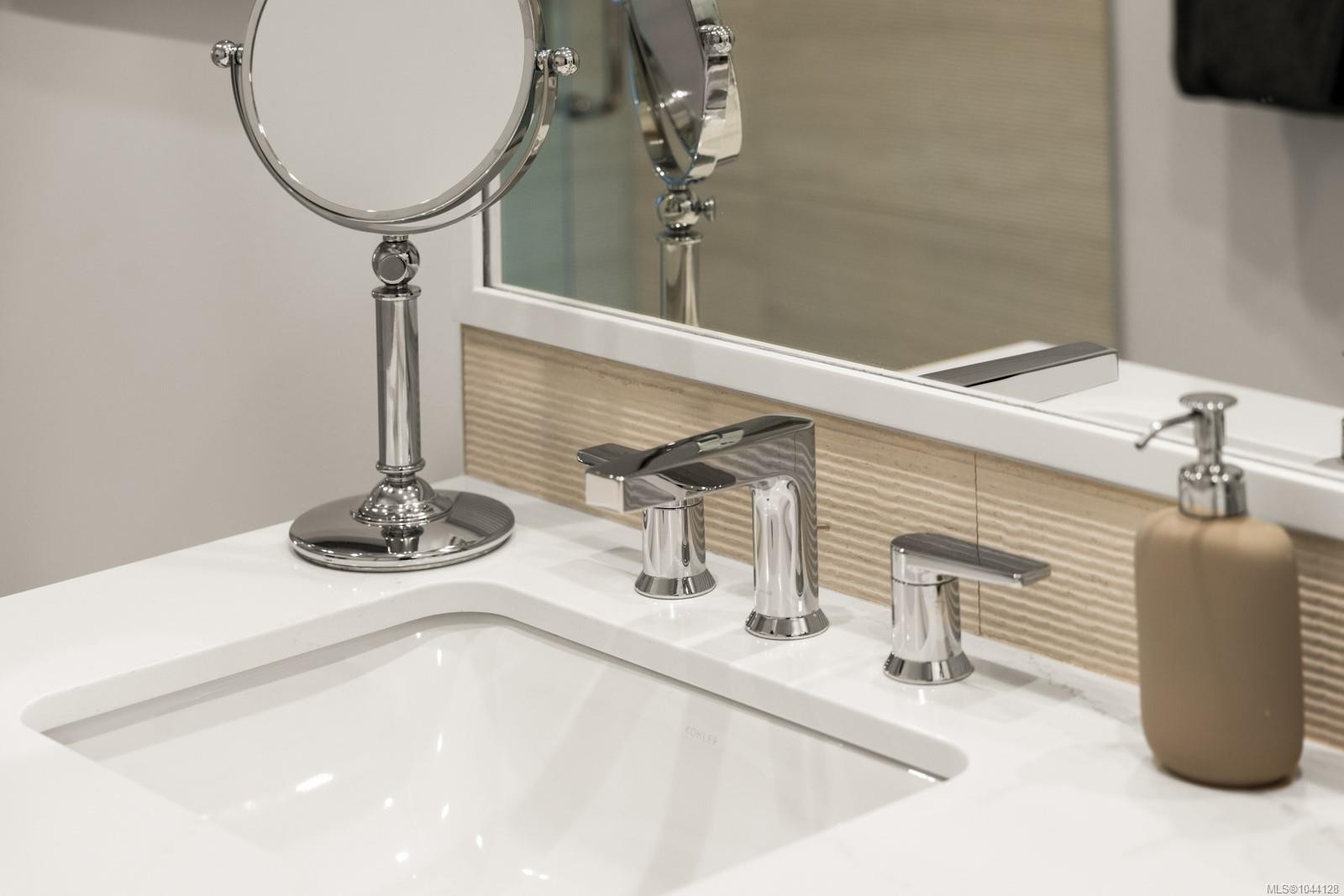 #1002-2000 Hannington Rd, Langford, BC - Indoor Photo Showing Bathroom