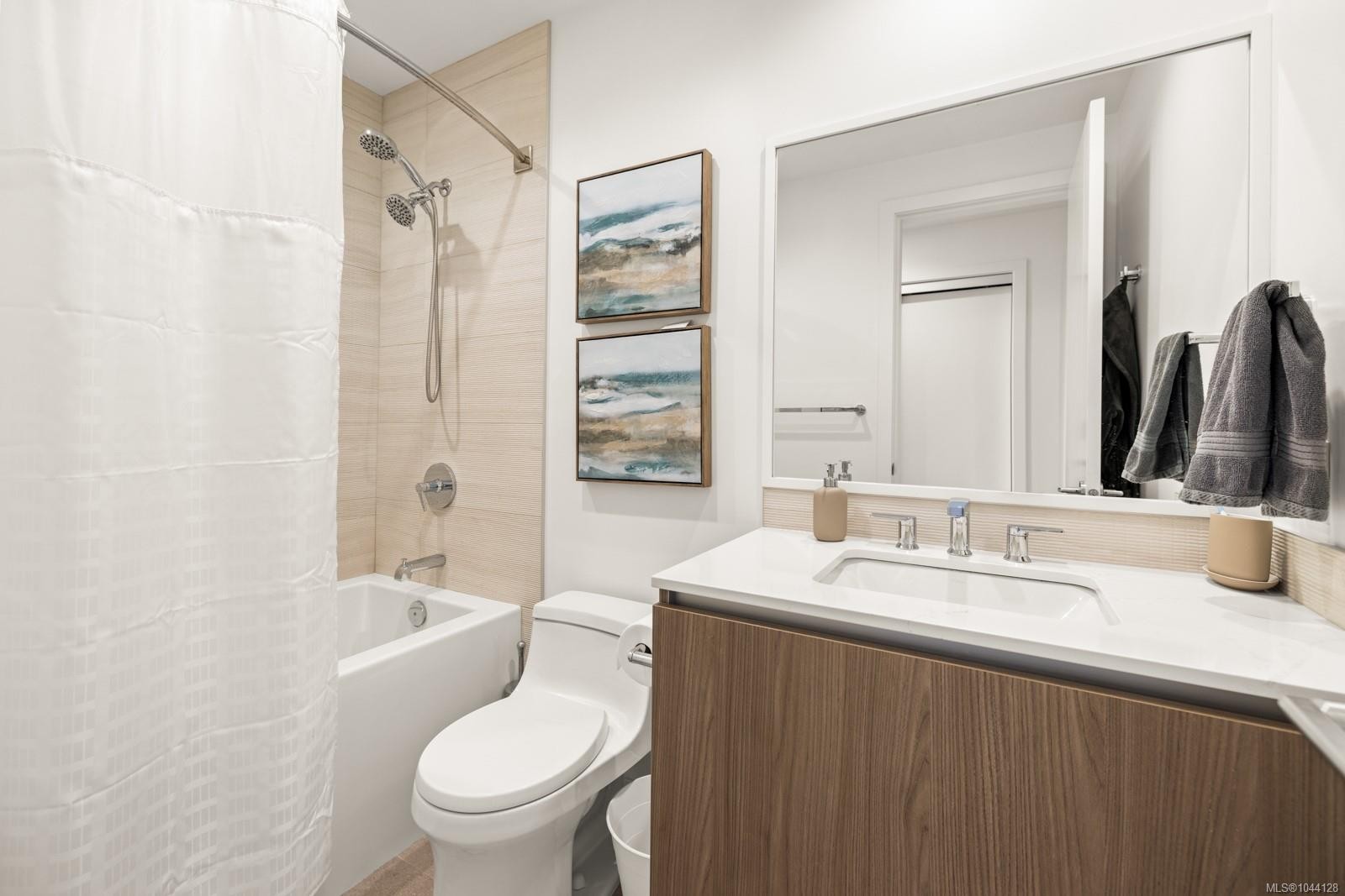 #1002-2000 Hannington Rd, Langford, BC - Indoor Photo Showing Bathroom