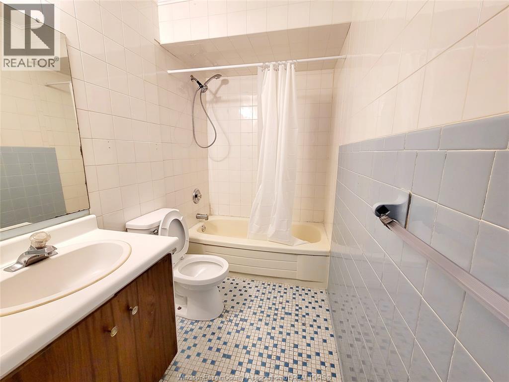 2240 Howard Avenue Unit# Upper, Windsor, ON - Indoor Photo Showing Bathroom
